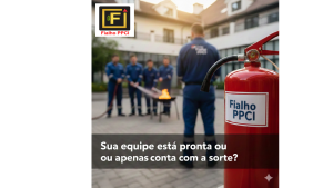 Na frente de uma empresa um grupo de pessoas com uma mangueira de hidrante na mão, na frente um instrutor parado. Em primeiro plano um extintor de incêndio.